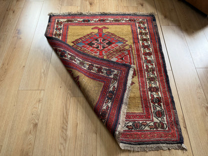 Tapete vintage anatoliano – medalhão geométrico em campo amarelo ocre quente (127 × 104 cm)