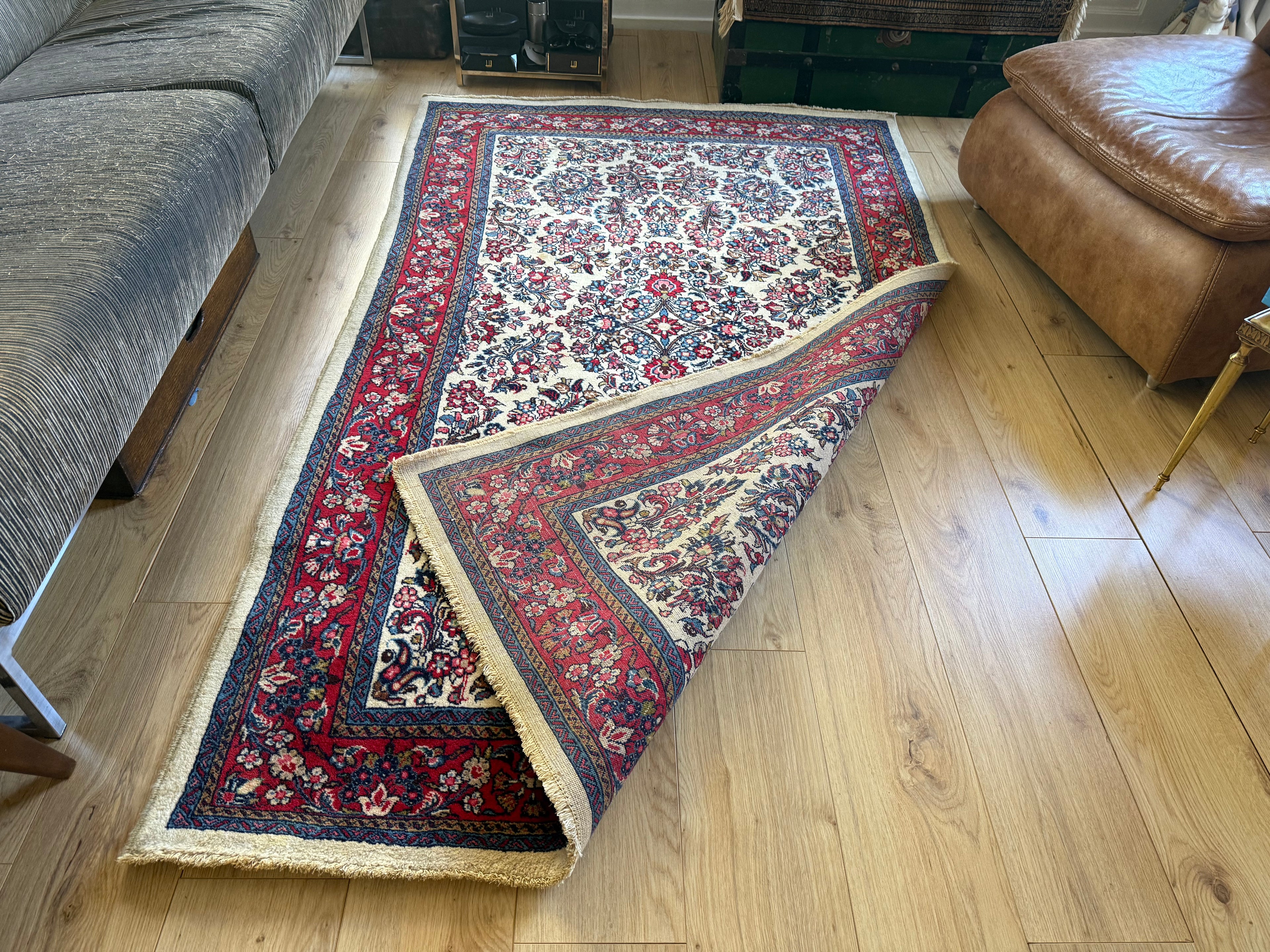 Vintage handgeknoopt klassiek tapijt met ivoor veld en florale patronen – 218 × 131 cm