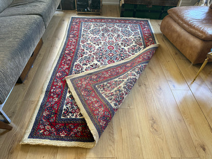 Vintage handgeknoopt klassiek tapijt met ivoor veld en florale patronen – 218 × 131 cm