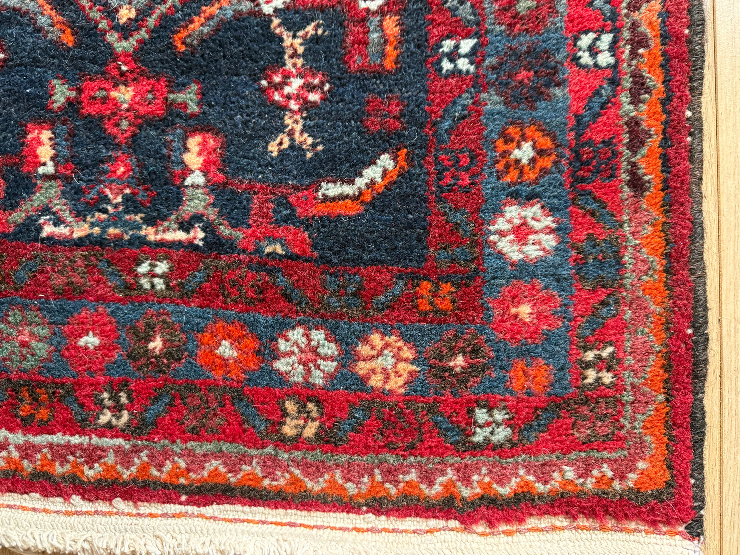 Vintage handgeknoopt wollen tapijt – 197 × 108 cm