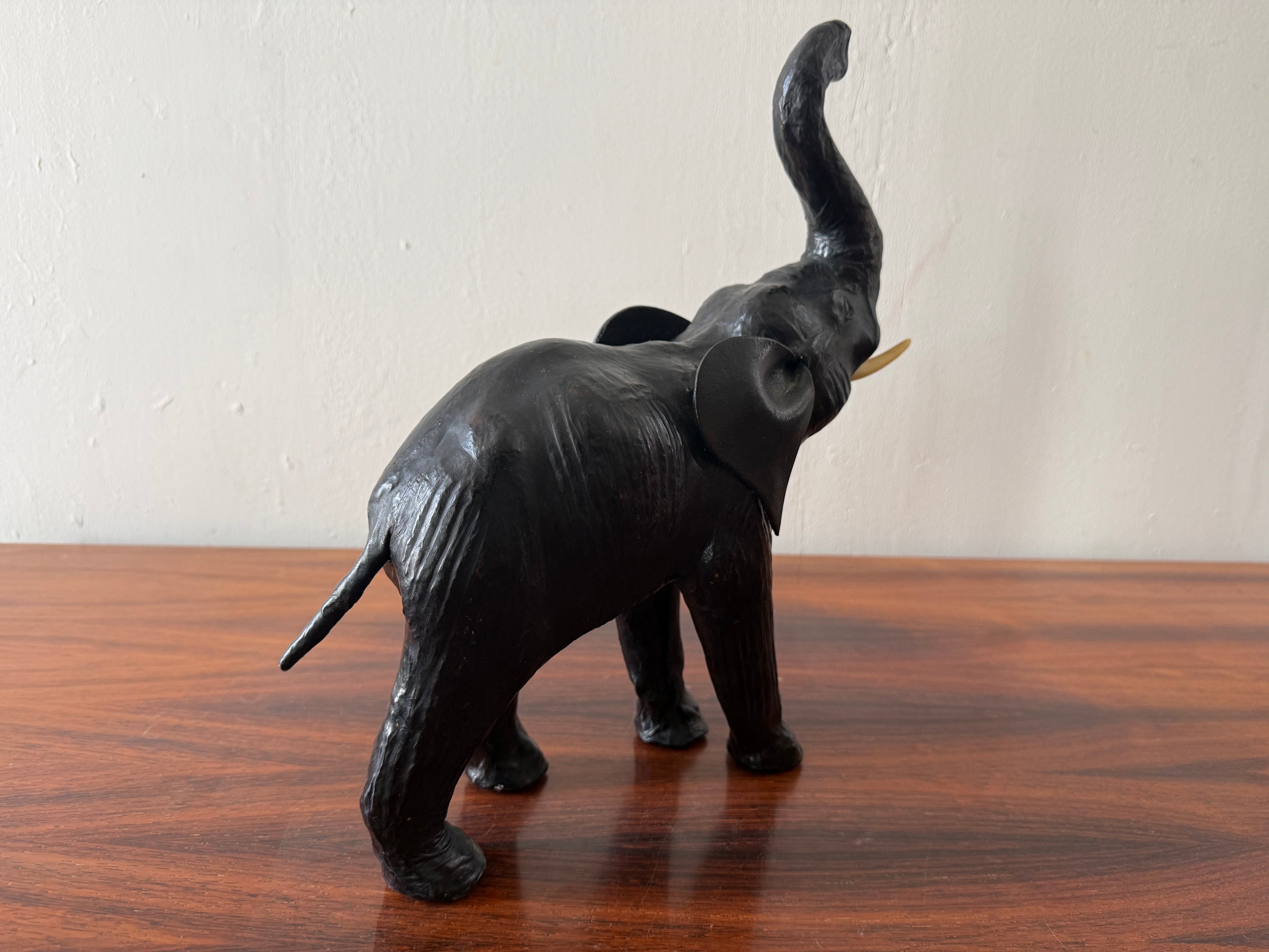 Vintage olifant sculptuur van hout en leer – donker handgemaakt object (35 cm)