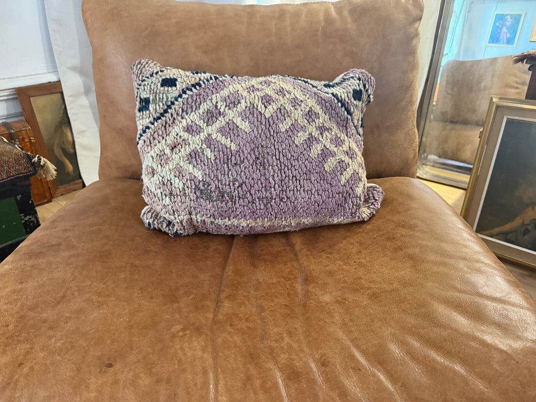 Handgemaakt kussen van een vintage Marokkaans tapijt – ca. 60 × 40 cm