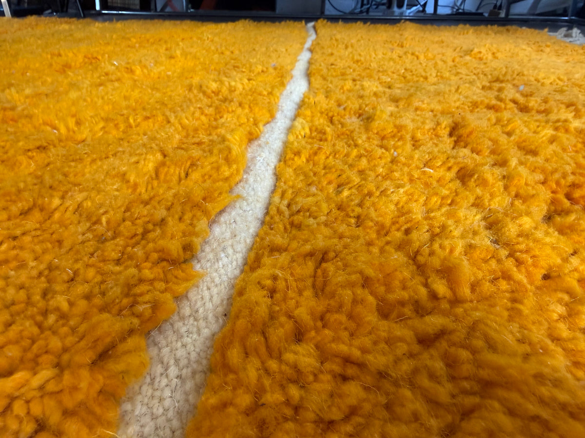 Grande tapete marroquino de pelo alto em laranja açafrão – 312 × 241 cm