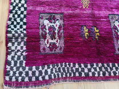 Warm Magenta Vintage Berber Tapijt – 320 × 183 cm – Dikke Wol &amp; Checkerboard Rand