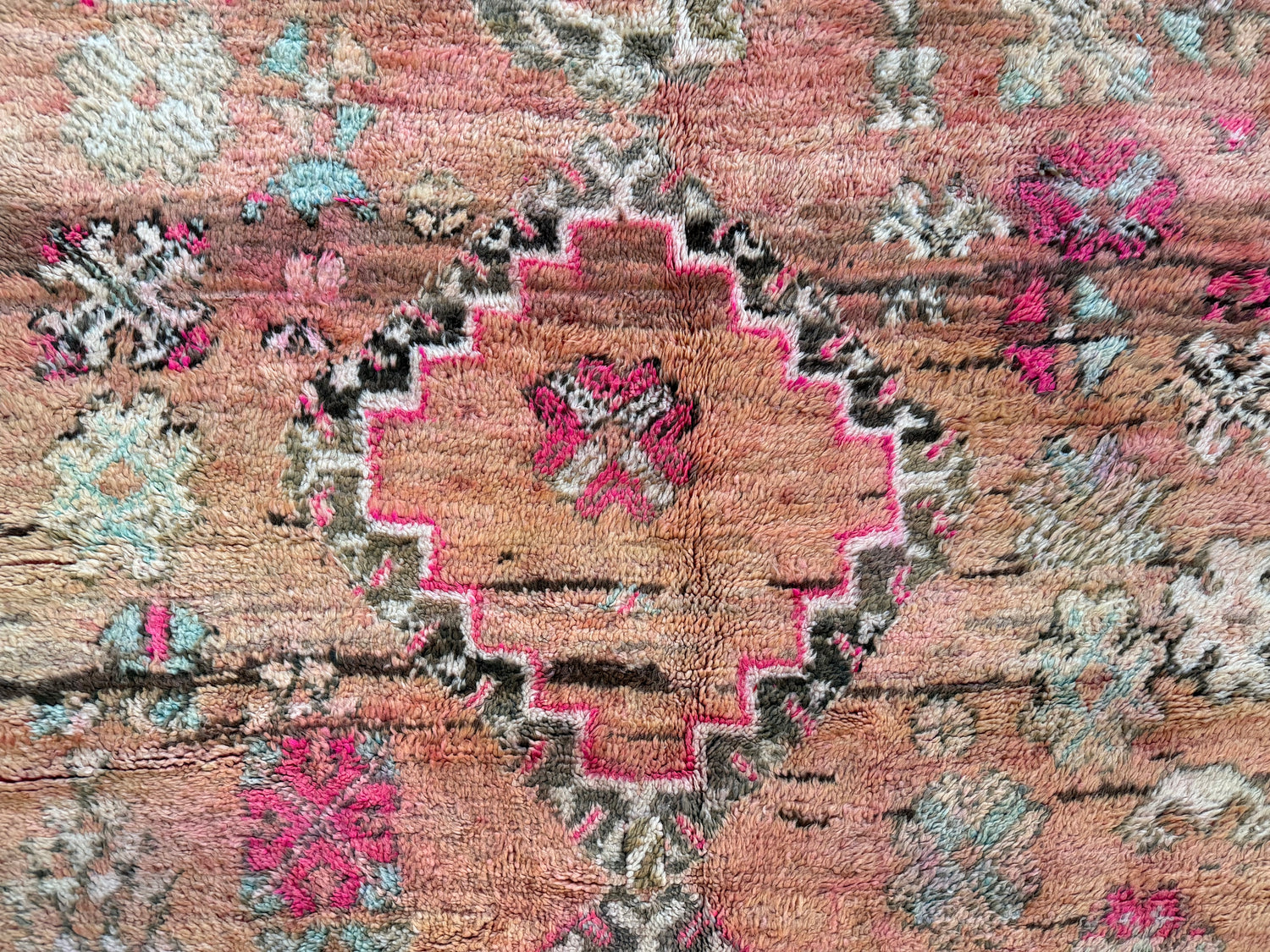 Vintage handgeknoopt tapijt – warm pastel &amp; roze – ca. 303 × 182 cm