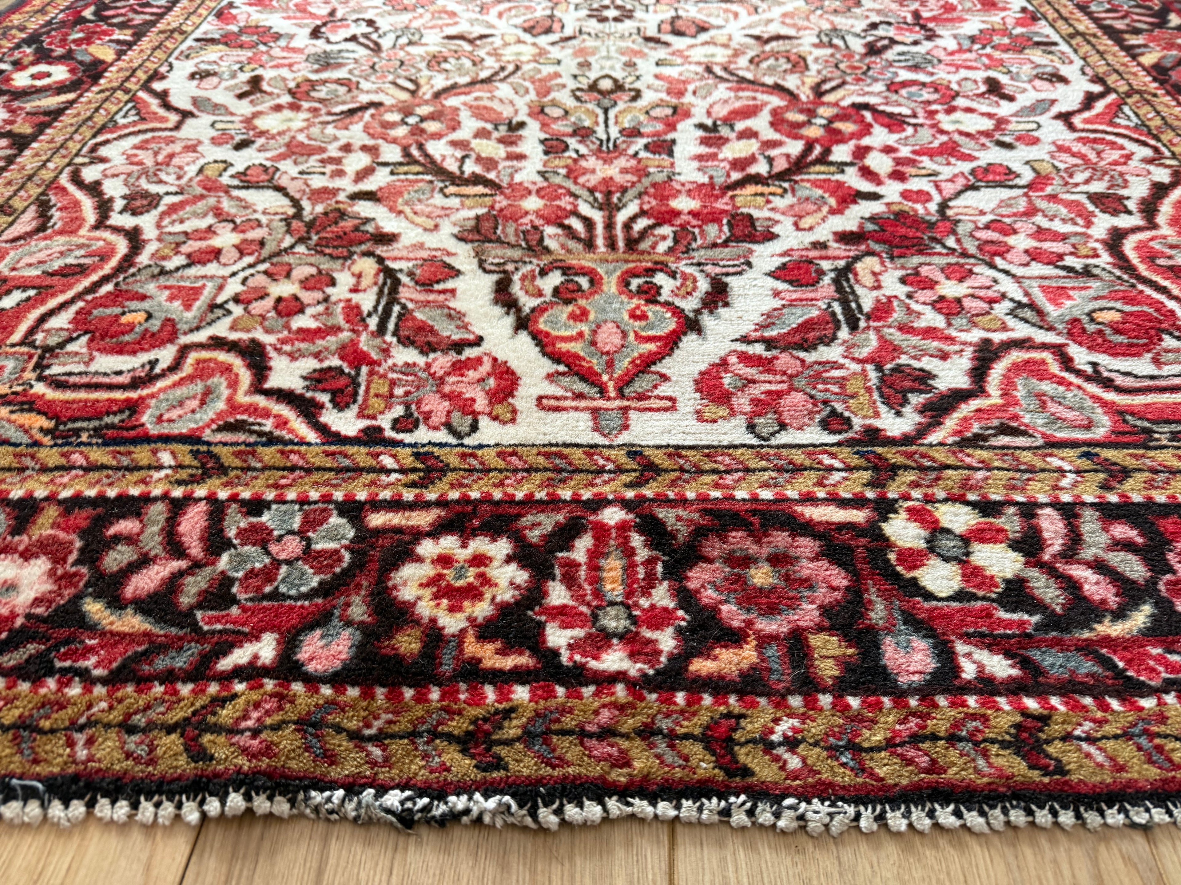 Tapete clássico nó à mão com campo e medalhão em tons terrosos suaves 230 x 149 cm