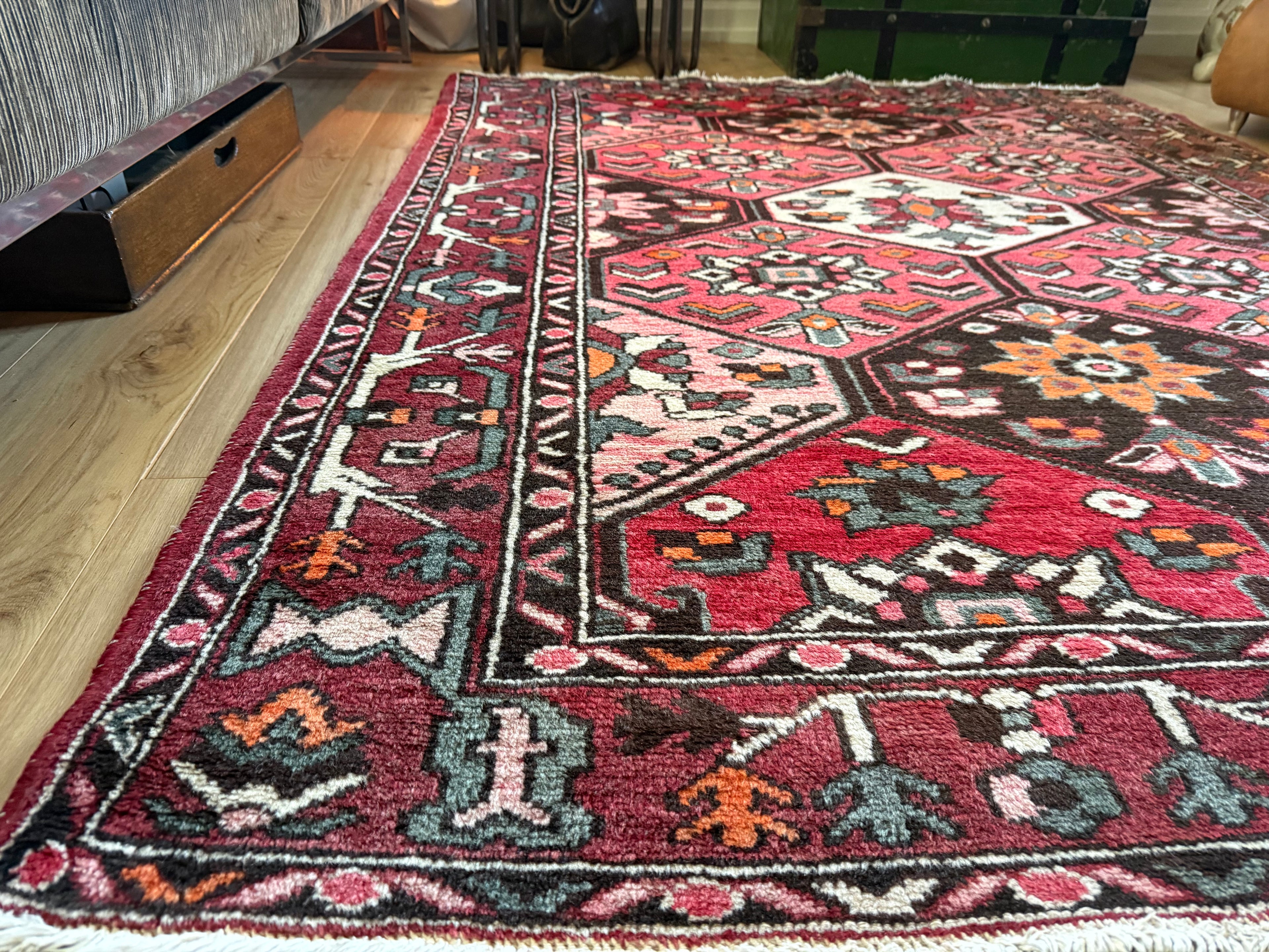 Tapete vintage nó à mão – vermelho gráfico com composição serena (221 × 165 cm)