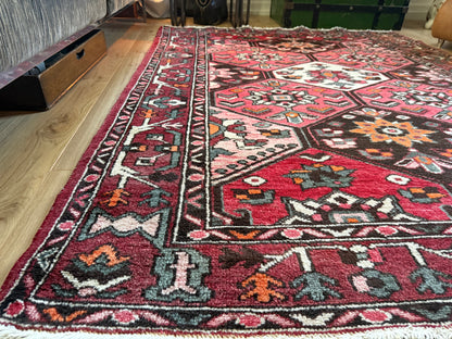 Tapete vintage nó à mão – vermelho gráfico com composição serena (221 × 165 cm)