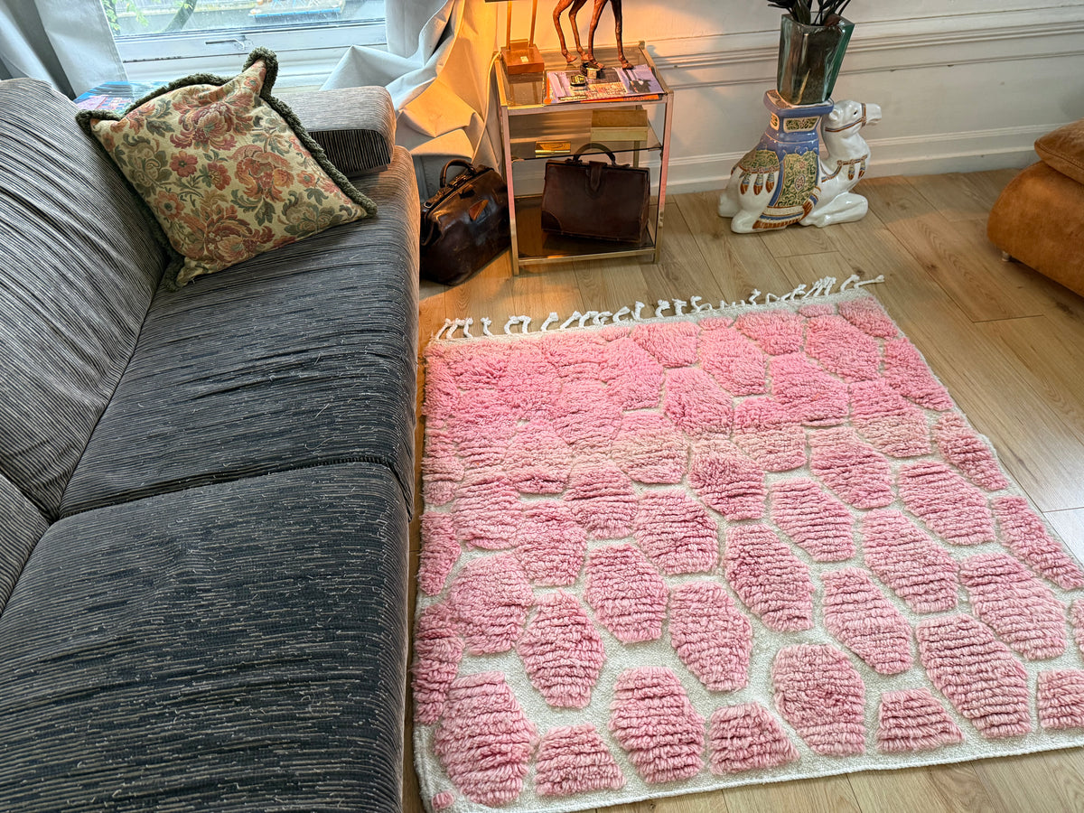 Marokkaans tapijt roze &amp; crème met reliëf – 132 × 122 cm