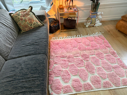 Marokkaans tapijt roze &amp; crème met reliëf – 132 × 122 cm