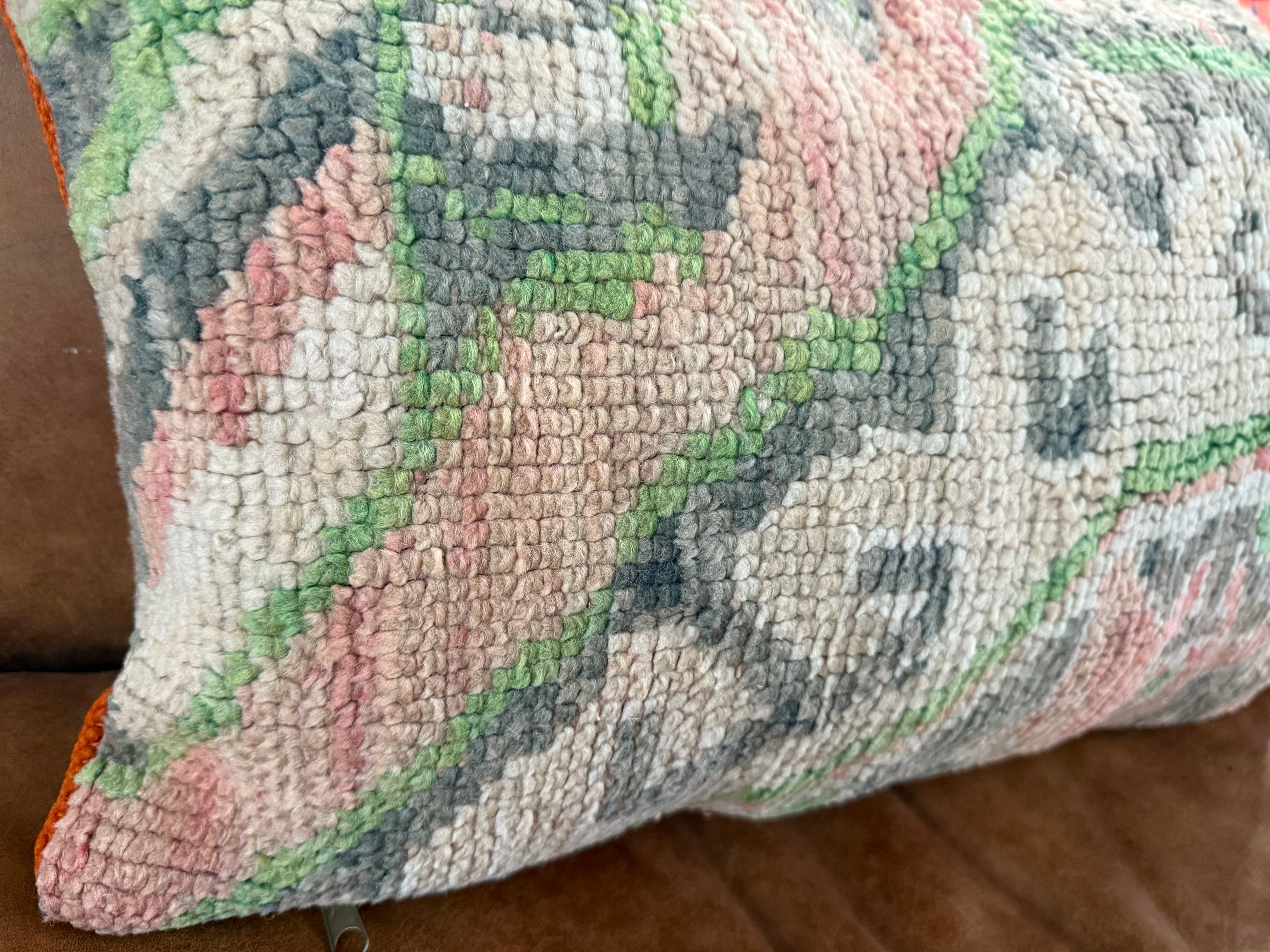 Handgemaakt kussen van een vintage Marokkaans tapijt – ca. 60 × 40 cm