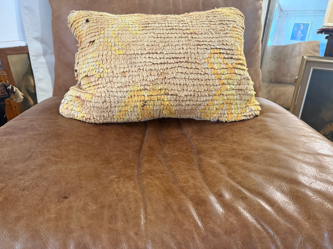 Handgemaakt kussen van een vintage Marokkaans tapijt – ca. 60 × 40 cm