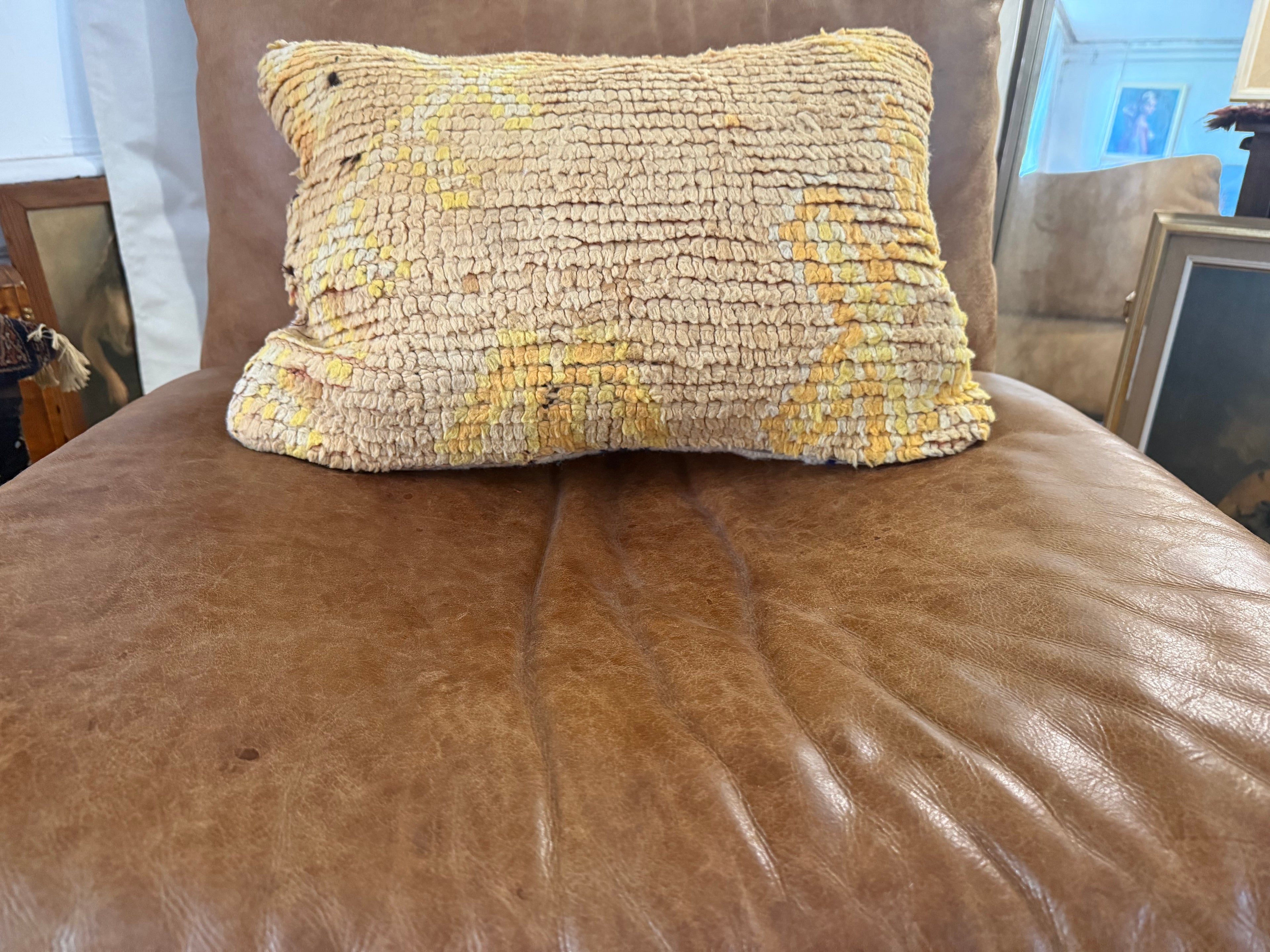 Handgemaakt kussen van een vintage Marokkaans tapijt – ca. 60 × 40 cm