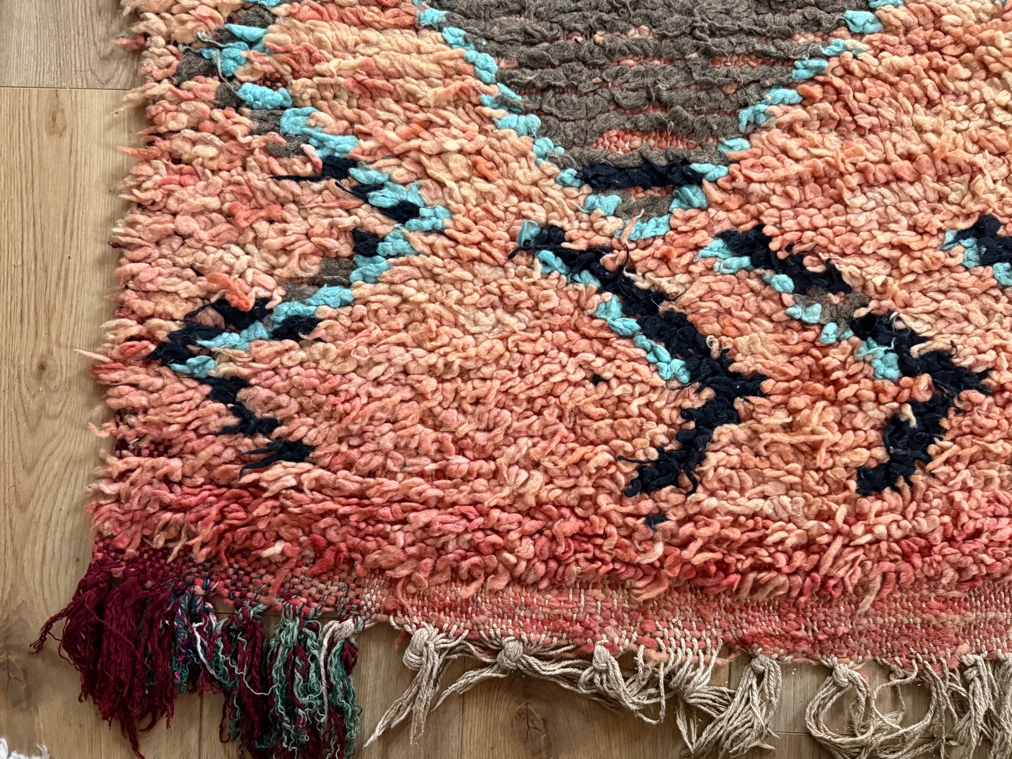 Tapete marroquino vintage Boucherouite – 355 × 178 cm – design gráfico de losangos em salmão, turquesa e preto