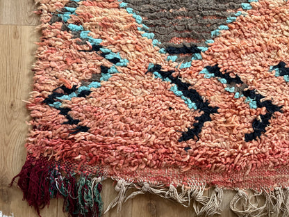 Tapete marroquino vintage Boucherouite – 355 × 178 cm – design gráfico de losangos em salmão, turquesa e preto