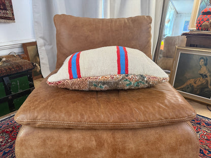 Handgemaakt kussen van een vintage Marokkaans tapijt – ca. 60 × 40 cm