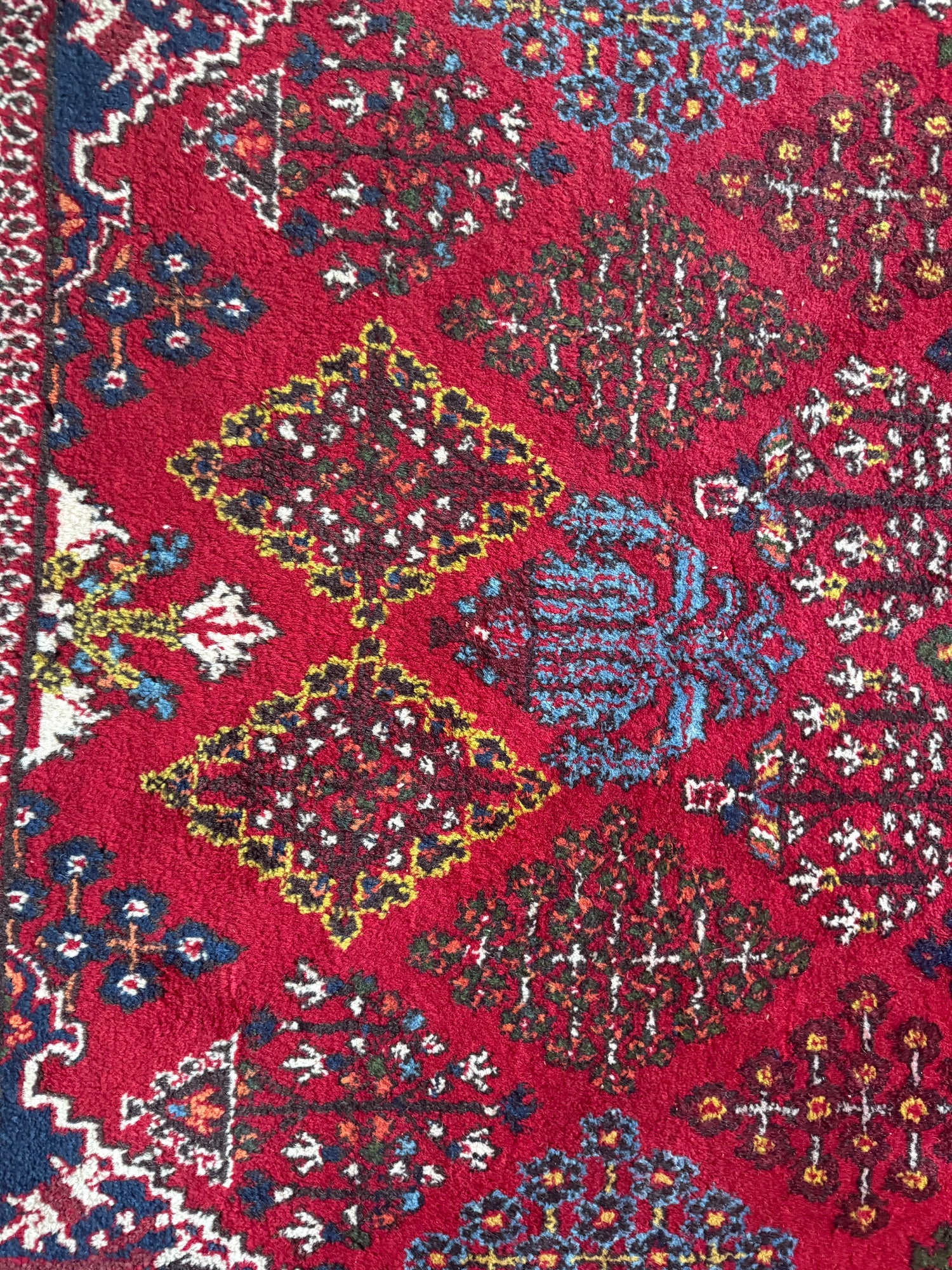 Groot vintage tribaal tapijt 355 × 241 cm – rood veld met blauw medaillon