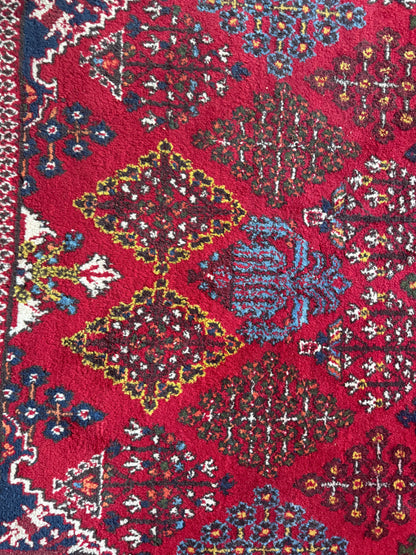Groot vintage tribaal tapijt 355 × 241 cm – rood veld met blauw medaillon