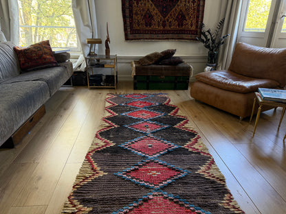 Vintage Berber Boucherouite runner – 267 × 97 cm – graphic diamond pattern