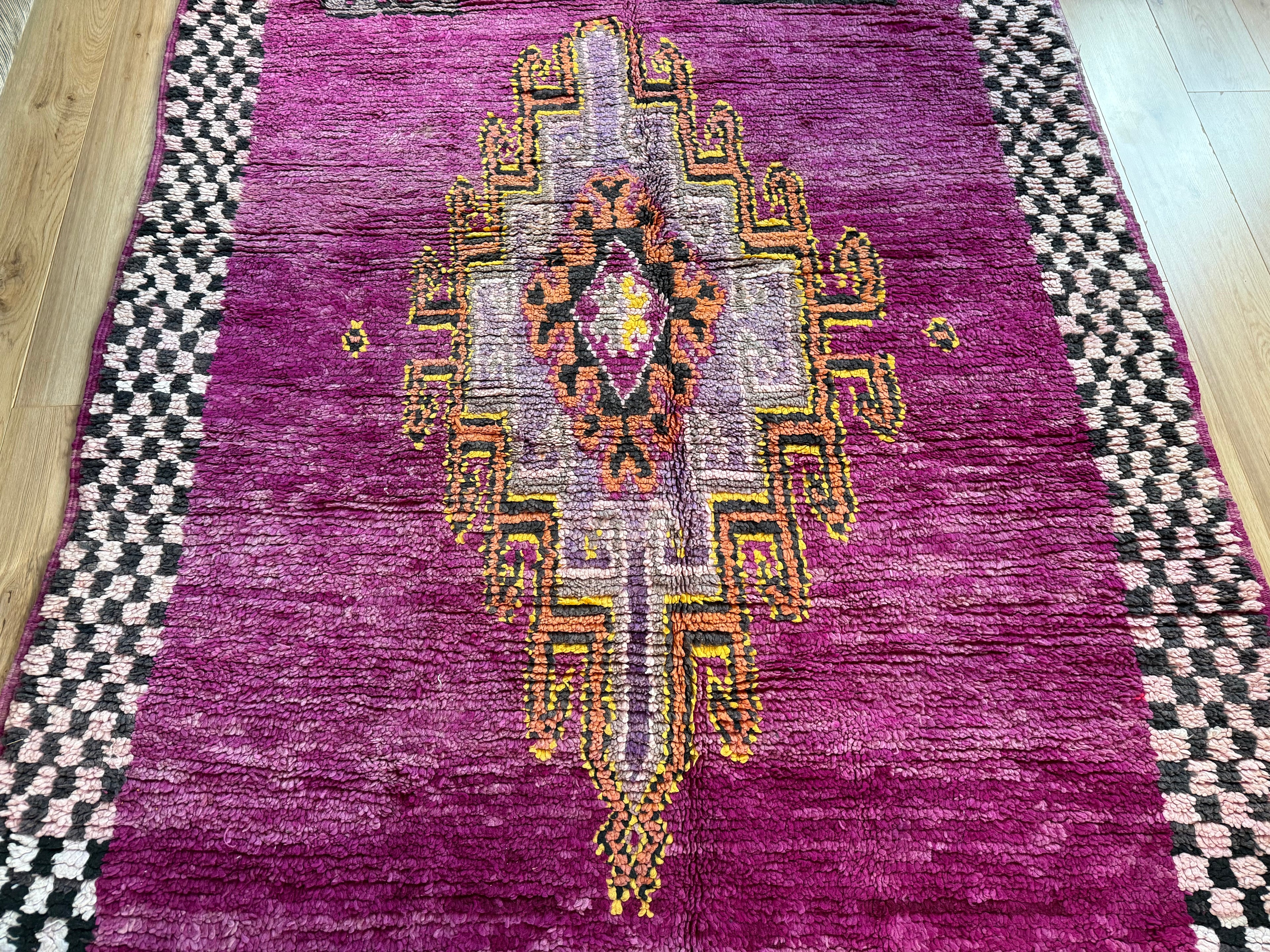 Warm Magenta Vintage Berber Tapijt – 320 × 183 cm – Dikke Wol &amp; Checkerboard Rand