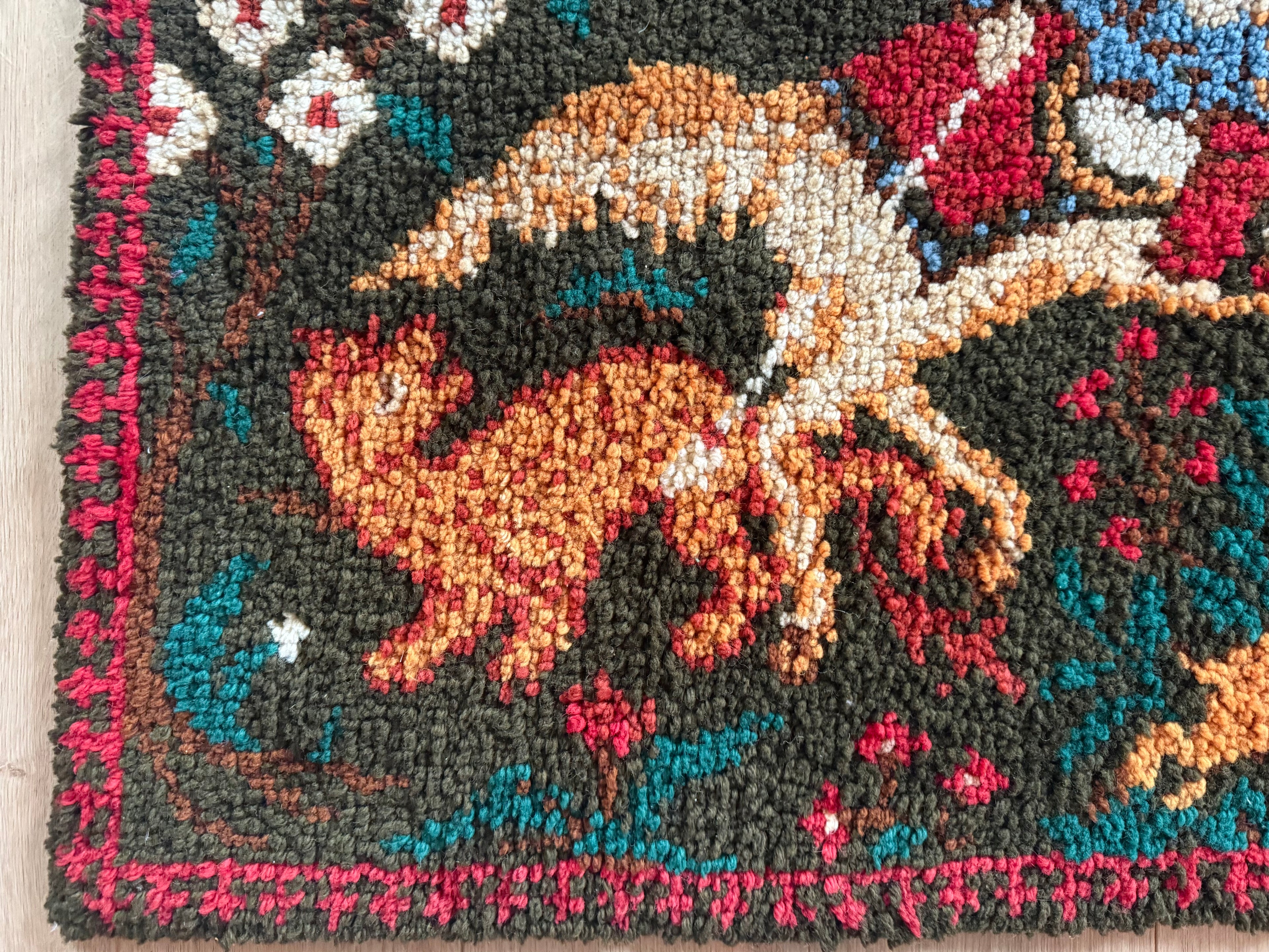 Tapete ou tapeçaria francesa vintage de parede ou chão com cavaleiro e cavalos (design Phildar, c. anos 70)