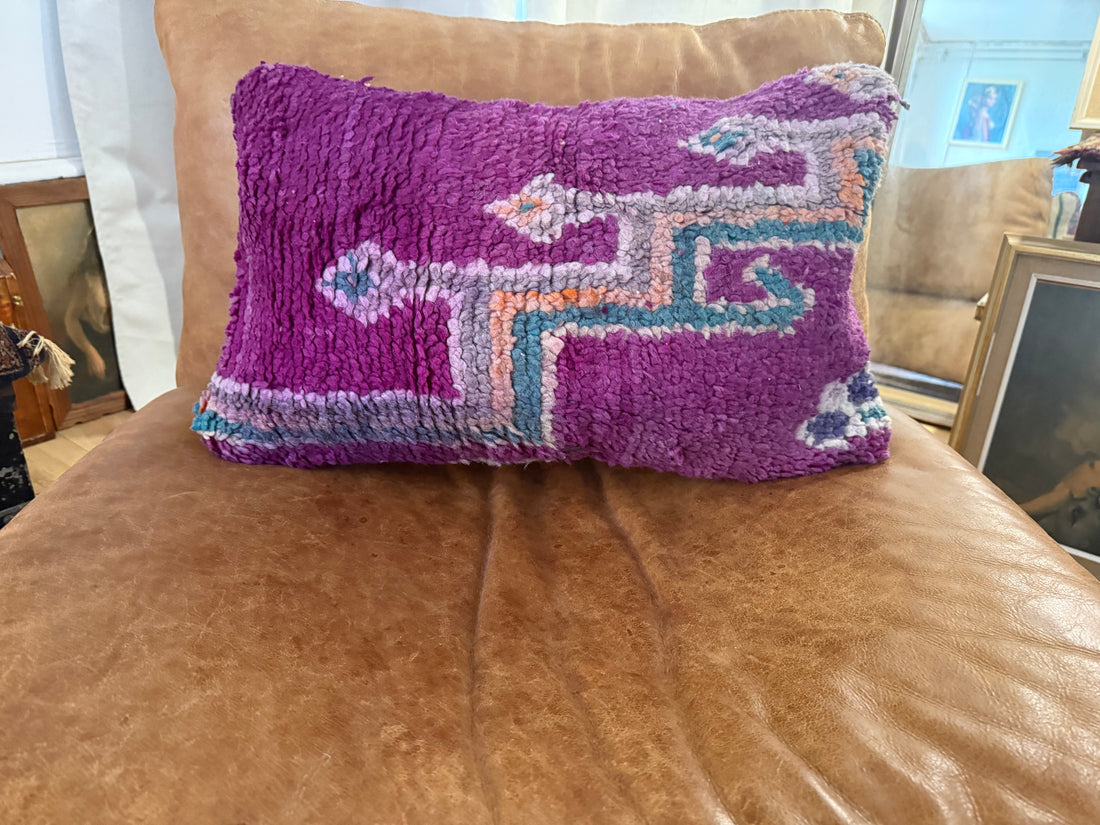 Handgemaakt kussen van een vintage Marokkaans tapijt – ca. 60 × 40 cm
