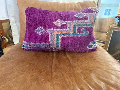 Handgemaakt kussen van een vintage Marokkaans tapijt – ca. 60 × 40 cm