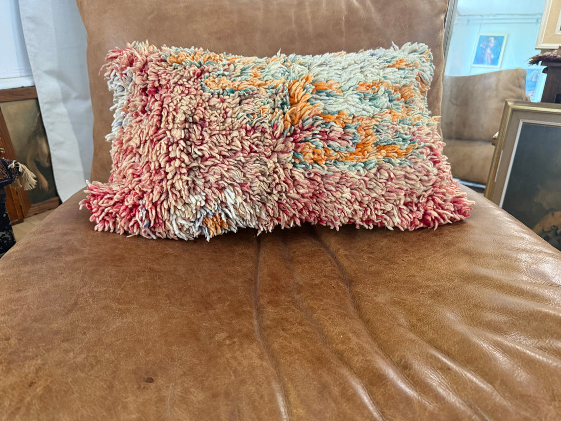 Handgemaakt kussen van een vintage Marokkaans tapijt – ca. 50 × 30 cm