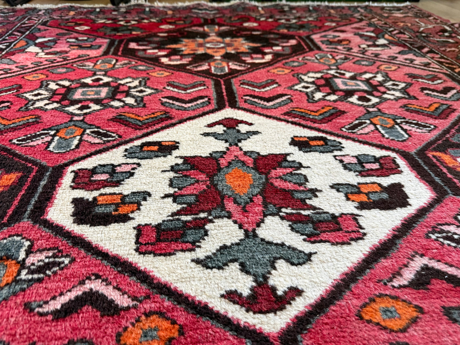 Tapete vintage nó à mão – vermelho gráfico com composição serena (221 × 165 cm)