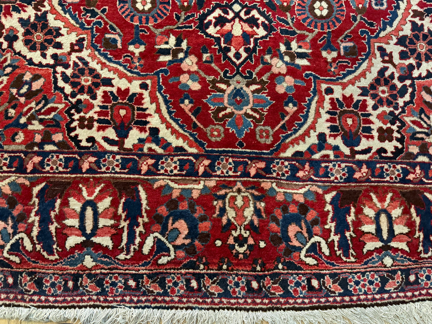 Vintage handgeknoopt tapijt 320 × 220 cm – klassiek rood met ivoor en donkerblauw