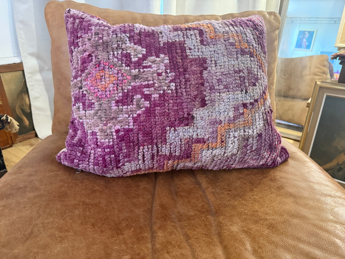 Handgemaakt kussen van een vintage Marokkaans tapijt – ca. 60 × 40 cm