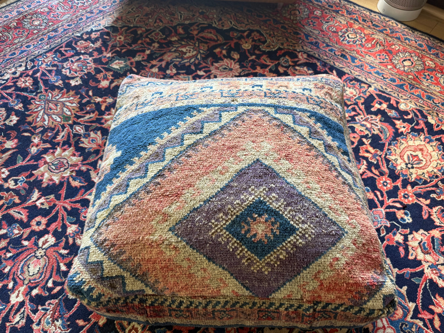 Poef van gebruikt vintage Marokkaans tapijt – handgemaakt – ca. 60 × 60 × 20 cm