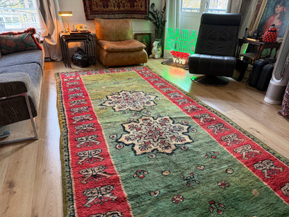 Vintage Marokkaans tapijt met zeldzaam groen veld – handgeknoopt wol (362 × 172 cm)