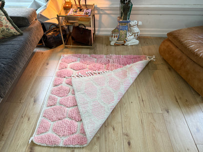 Marokkaans tapijt roze &amp; crème met reliëf – 132 × 122 cm