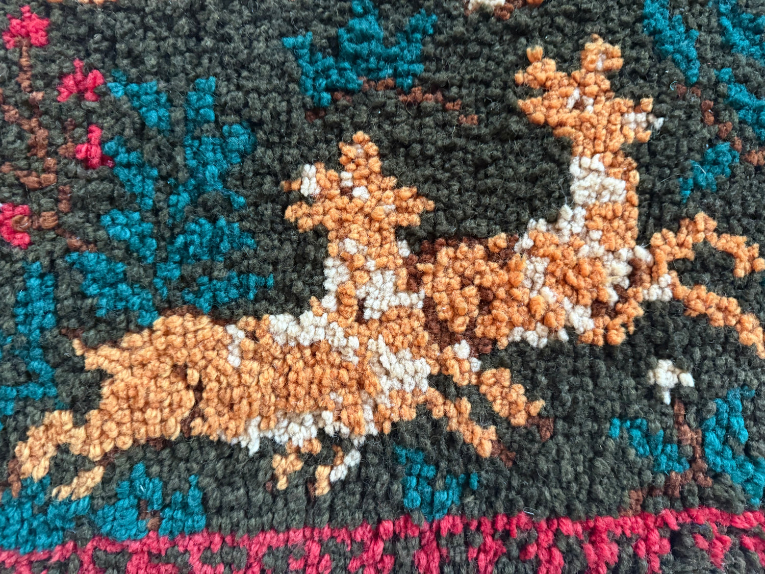 Tapete ou tapeçaria francesa vintage de parede ou chão com cavaleiro e cavalos (design Phildar, c. anos 70)