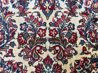 Vintage handgeknoopt klassiek tapijt met ivoor veld en florale patronen – 218 × 131 cm