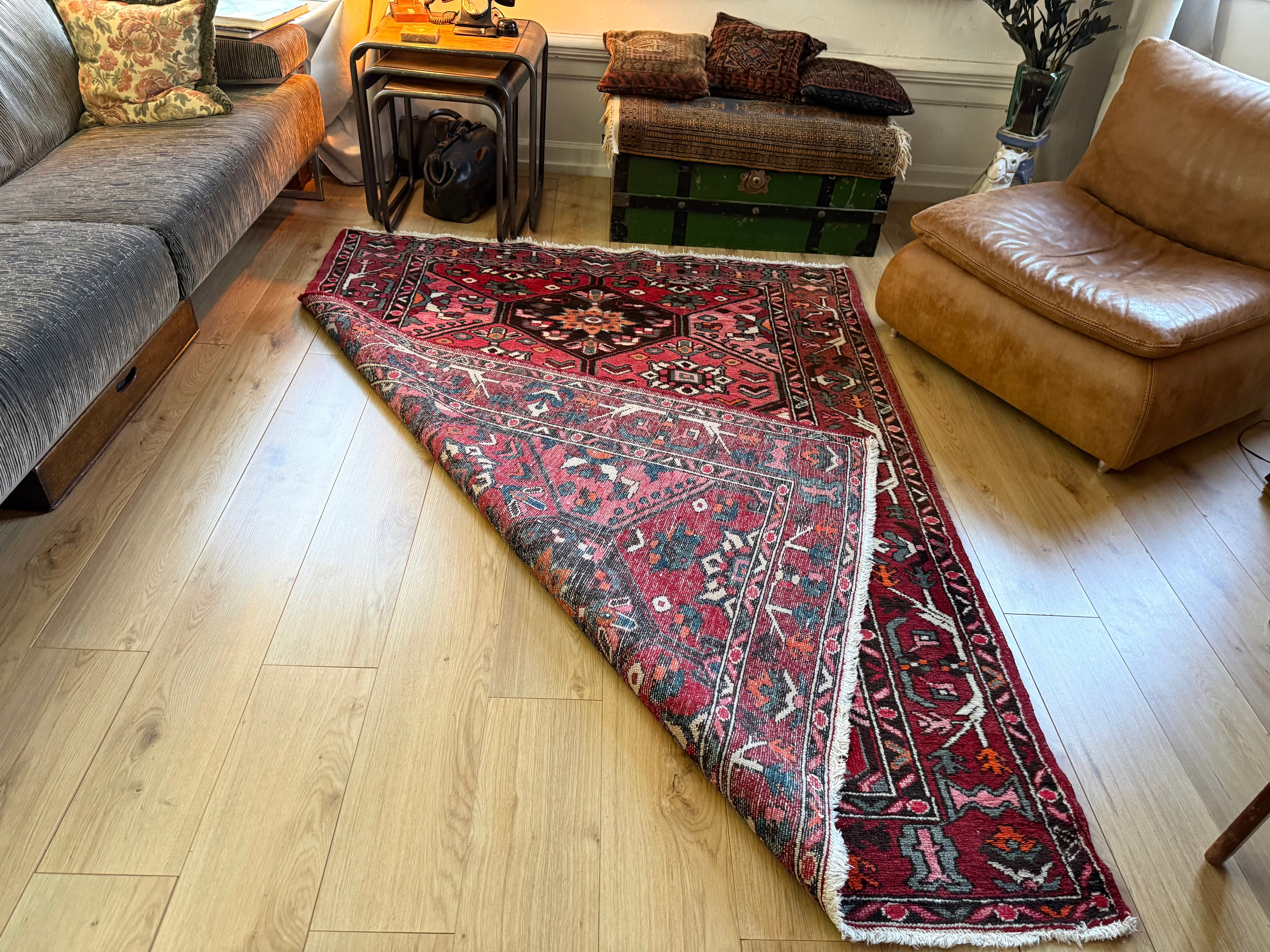 Tapete vintage nó à mão – vermelho gráfico com composição serena (221 × 165 cm)