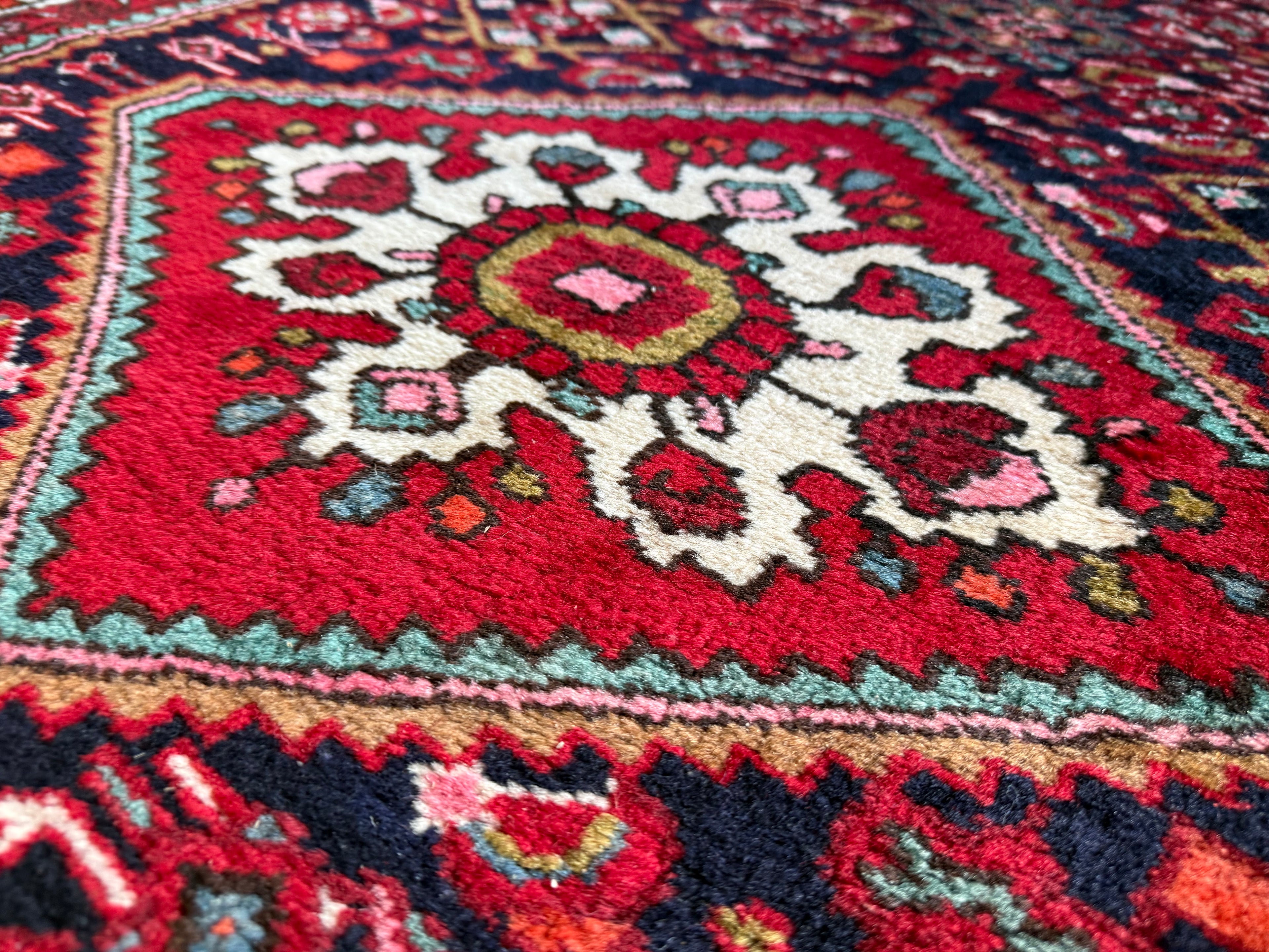 Vintage handgeknoopt wollen tapijt met medaillon – rood en donkerblauw – 217 × 130 cm