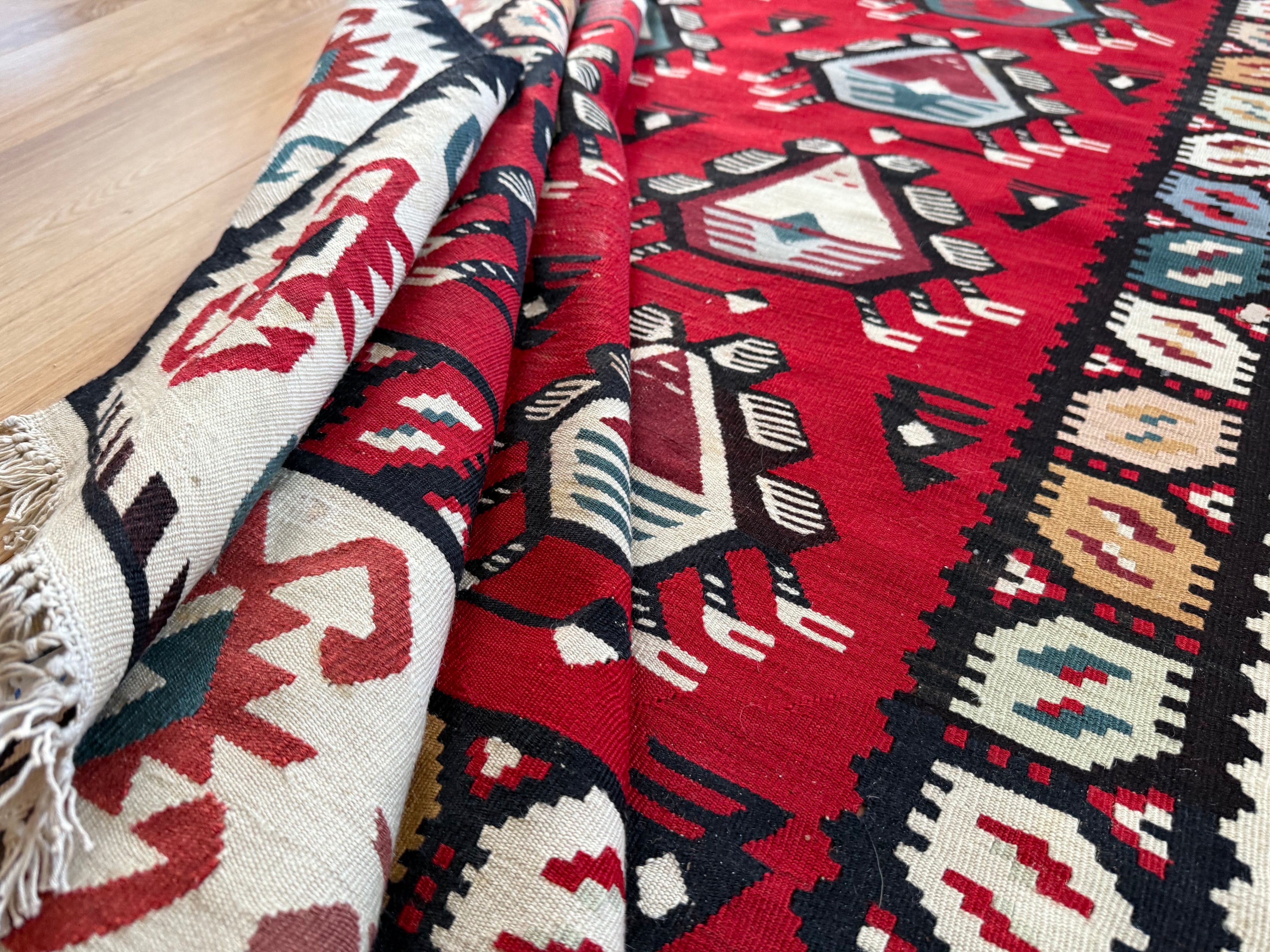 Grafische vintage kilim met diermotieven – 216 × 160 cm