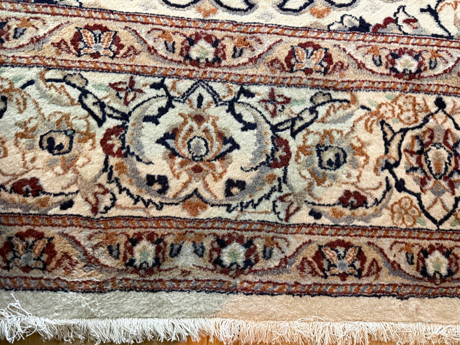 Tapete clássico nó à mão estilo Nain com medalhão – marfim &amp; azul noite – 335 × 247 cm