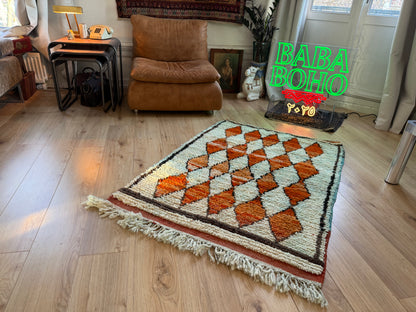 Vintage hoogpolig Marokkaans Berber kleed met warm oranje ruitmotief – 157 × 106 cm