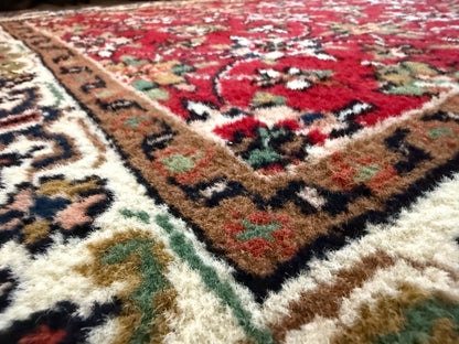 Warm rood vintage oosters tapijt met florale details – ca. 174 × 92 cm