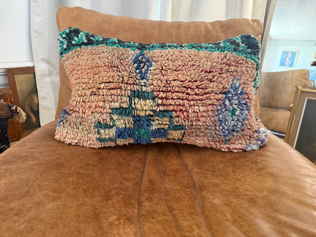 Handgemaakt kussen van een vintage Marokkaans tapijt – ca.60 × 40 cm