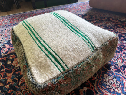 Poef van gebruikt vintage Marokkaans tapijt – handgemaakt – ca. 60 × 60 × 25 cm