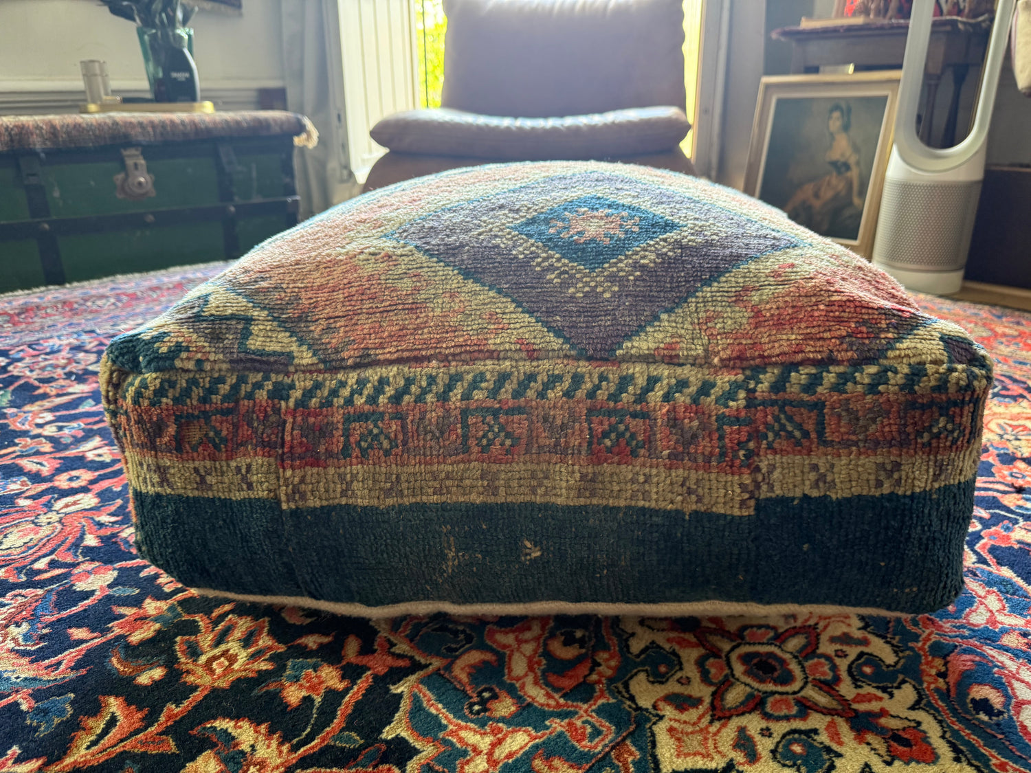 Poef van gebruikt vintage Marokkaans tapijt – handgemaakt – ca. 60 × 60 × 20 cm