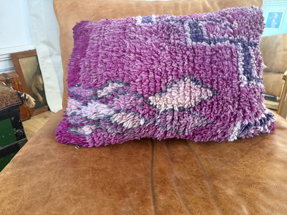 Handgemaakt kussen van een vintage Marokkaans tapijt – ca. 60 × 40 cm