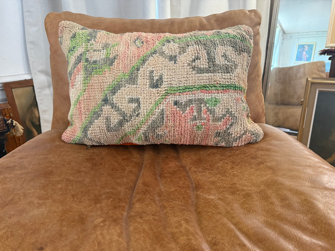 Handgemaakt kussen van een vintage Marokkaans tapijt – ca. 60 × 40 cm