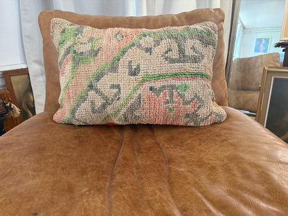 Handgemaakt kussen van een vintage Marokkaans tapijt – ca. 60 × 40 cm