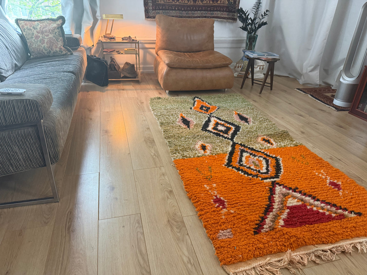 Vintage Marokkaans Berbertapijt in Oranje en Olijfgroen – 210 × 101 cm