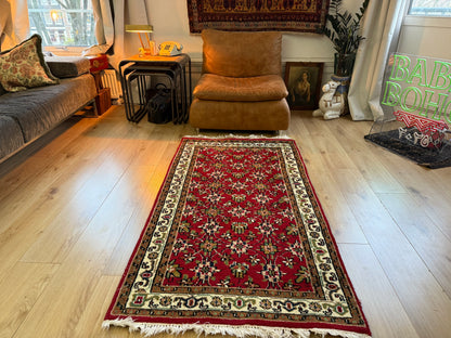 Warm rood vintage oosters tapijt met florale details – ca. 174 × 92 cm